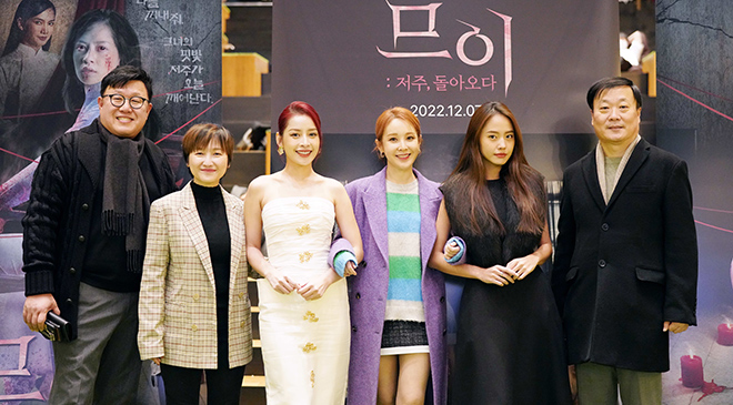 Chi Pu cùng ekip tại Hàn Quốc quảng bá phim “Mười: Lời nguyền trở lại”