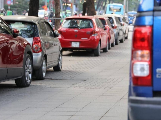 Tin tức trong ngày - Cận cảnh những vỉa hè "oằn mình" cõng ô tô ở Hà Nội