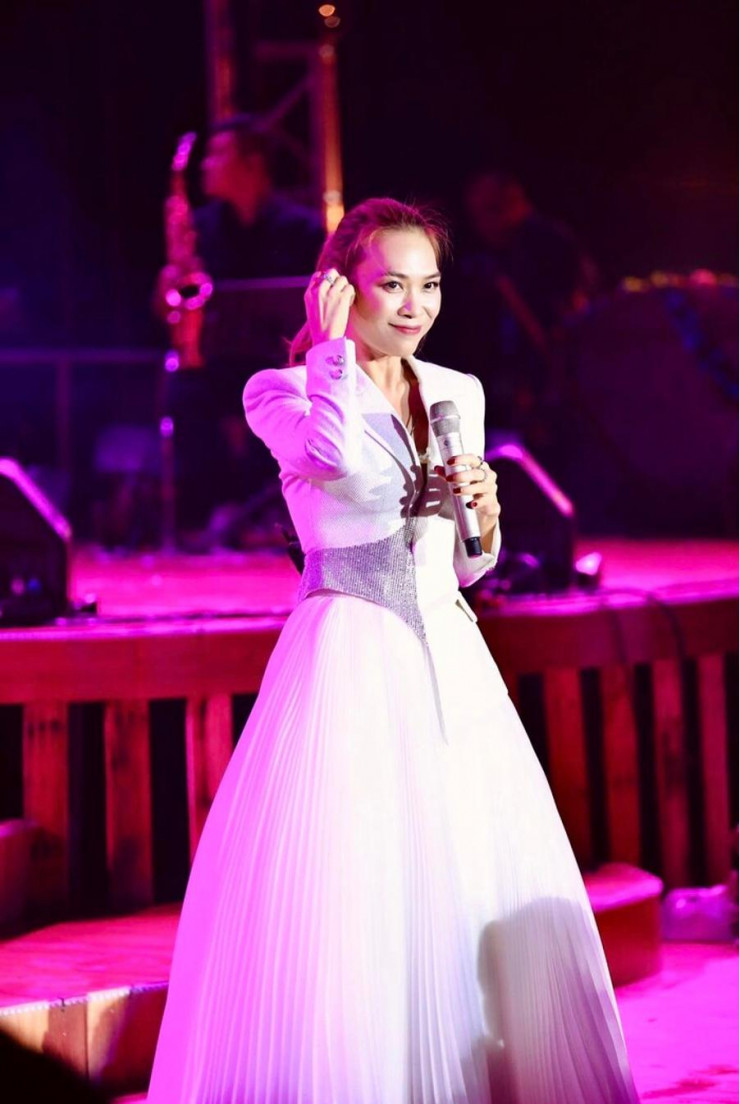 Nữ ca sĩ không những xinh đẹp mà còn nhận được nhiều sự yêu mến từ khán giả. (Ảnh: Saostar).