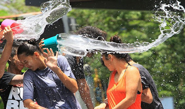 Bôi phấn (Thái Lan): Ở Thái Lan, ngoài việc tạt nước để mang lại may mắn, họ còn đi khắp nơi bôi phấn rôm vào nhau.
