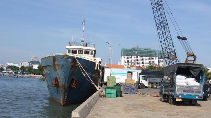 Theo các thuyền trưởng tuyến Phan Thiết - Phú Qúy luồng hàng hải Phan Thiết đang bị bồi lắng tiềm ẩn nguy cơ mất ATGT chạy tàu. (Trong ảnh: tàu Hoàng Thiên 99 đậu tại bến cảng Phan Thiết trước thời điểm bị lật).