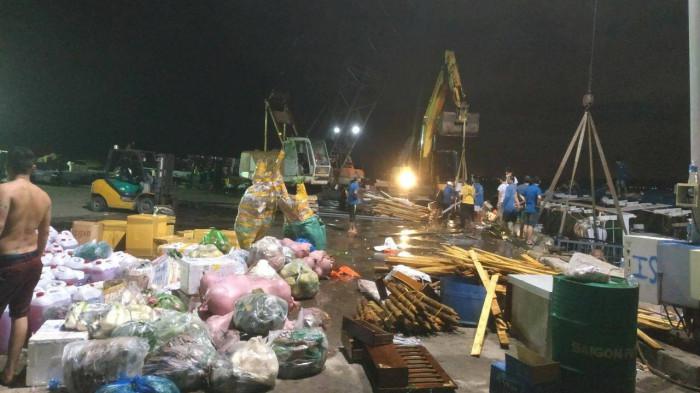 Hàng hóa được trục vớt lên sau sự cố lật tàu.