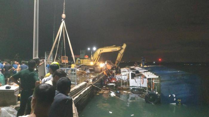 Hiện trường tàu Hoàng Thiên 99 bị lật nghiêng ở cầu cảng Phan Thiết.