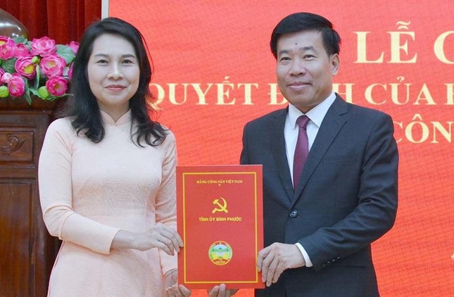 Tân Bí thư Thị ủy Phước Long Huỳnh Thị Thùy Trang (bìa trái) nhận quyết định