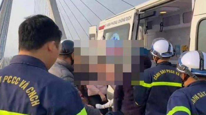 Lực lượng chức năng cùng người dân kịp thời động viên cặp vợ chồng trẻ có ý định tự tử trên cầu Nhật Tân