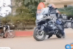Video: Phì cười cảnh xế cà tàng lao đổ BMW GS