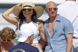 Đàn ông - Ông chủ Amazon "hồi xuân" bên bạn gái nóng bỏng, U60 vẫn khoe ngực trần vạm vỡ