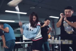 Clip hài hước - Chàng trai "tàn đời trai" khi được các đồng nghiệp dập lửa chữa cháy