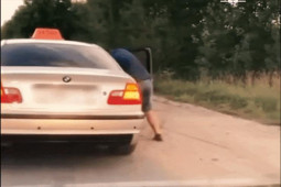 Ô tô - Clip: Tài xế taxi thẳng tay "ném" khách xuống lề đường vì vứt rác bừa bãi