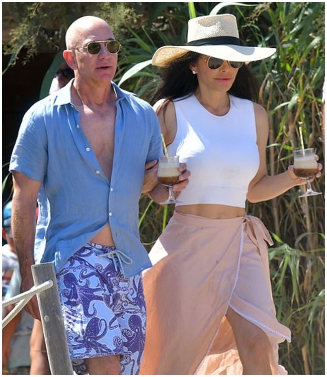 Tỷ phú Jeff Bezos tích cực đi du lịch với bạn gái, lựa chọn trang phục sặc sỡ, hoa lá và không ngại khoe ngực trần.
