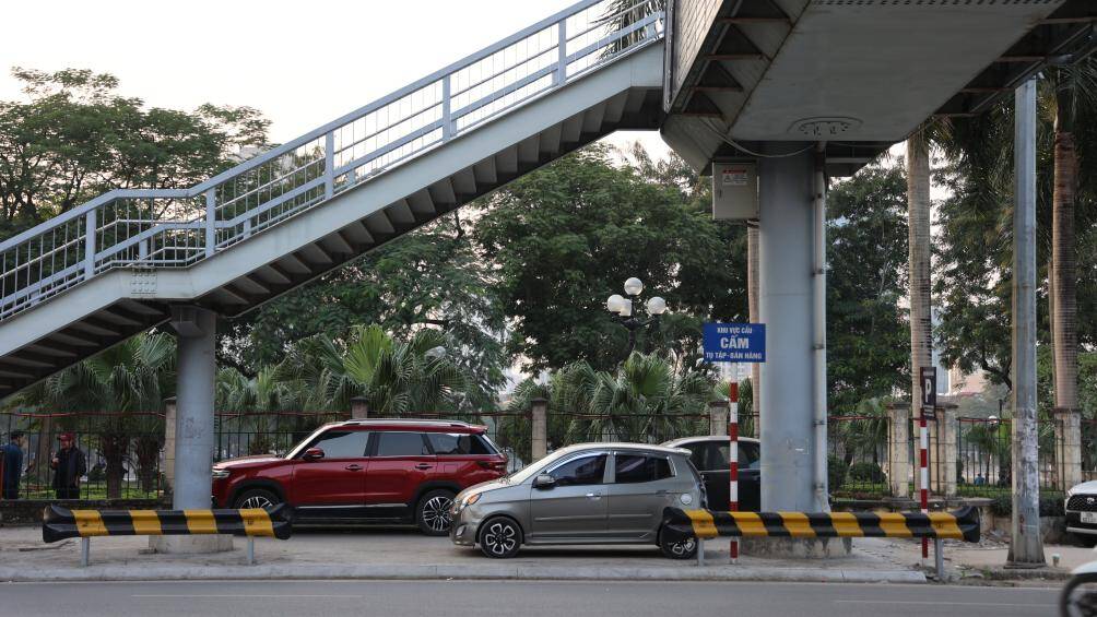Vỉa hè dưới gầm cầu vượt cũng tràn ngập ô tô.