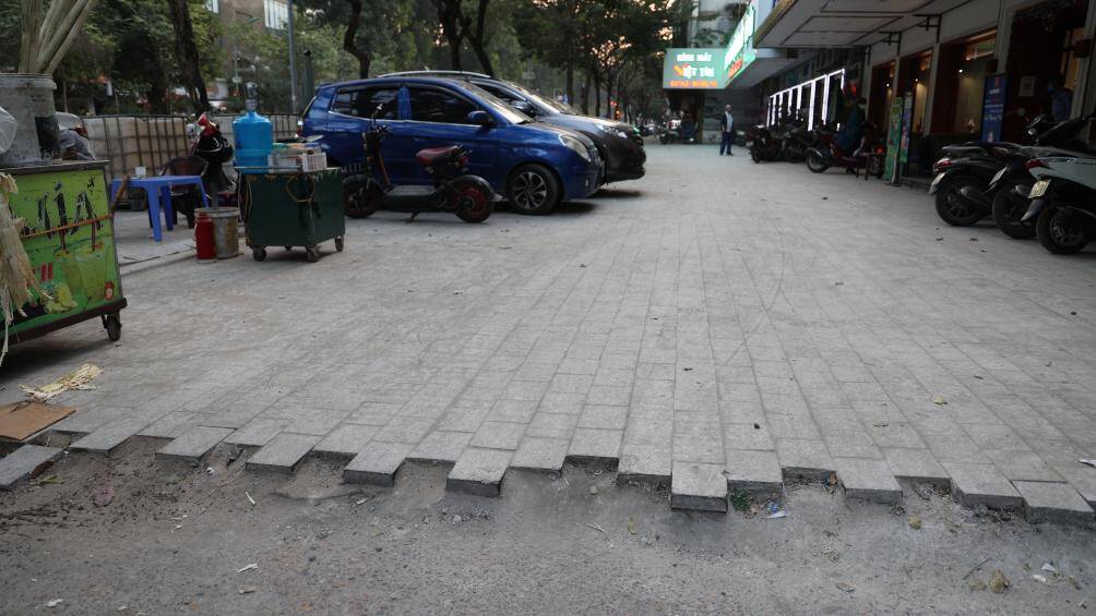 Tuy nhiên, đá lát tại các vỉa hè lâm vào tình trạng xuống cấp, hư hỏng sau vài năm sử dụng.