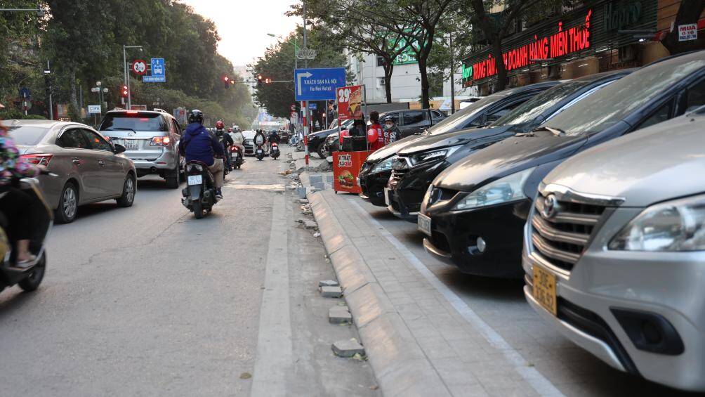 Vỉa hè được lát đá khang trang, sạch đẹp, nhưng ô tô xếp kín, chắn hết lối đi bộ.