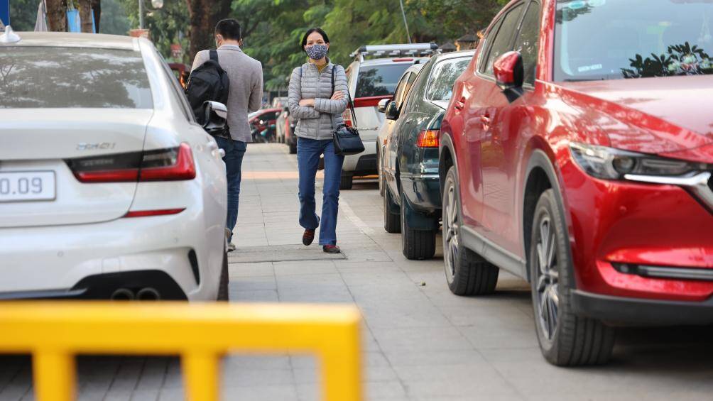 Phố Huỳnh Thúc Kháng (phường Thành Công, Ba Đình) có đến 400 mét vỉa hè được UBND quận Ba Đình cấp phép cho Công ty TNHH Một thành viên khai thác điểm đỗ xe.