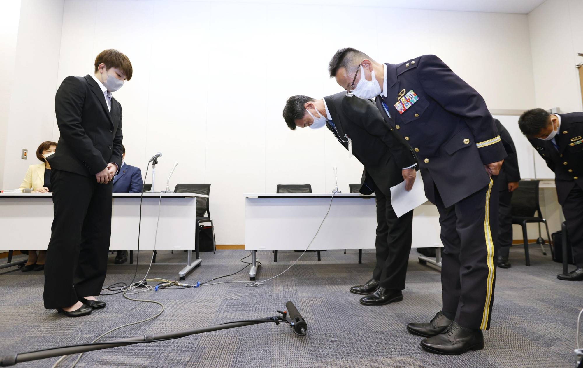 Các quan chức Bộ Quốc phòng Nhật Bản và&nbsp;Lực lượng Tự vệ mặt đất Nhật Bản (GSDF) cúi đầu xin lỗi cựu&nbsp;binh sĩ Rina Gonoi (trái)&nbsp;ngày 15/12 sau khi có kết luận từ cuộc điều tra cáo buộc tấn công tình dục. Ảnh: Kyodo