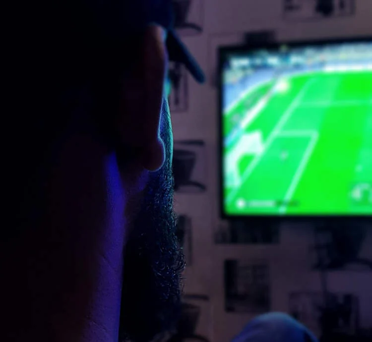 Thanh niên bị liệt mặt vì thức đêm suốt 1 tuần để xem World Cup - 1