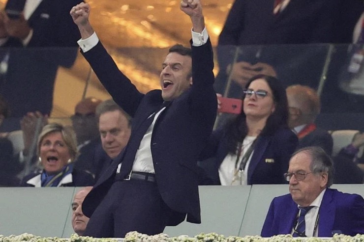 Tổng thống Pháp Emmanuel Macron ăn mừng khi tiếng còi kết thúc trận đấu giữa ĐT Pháp và Ma Rốc vang lên ở bán kết World Cup 2022.