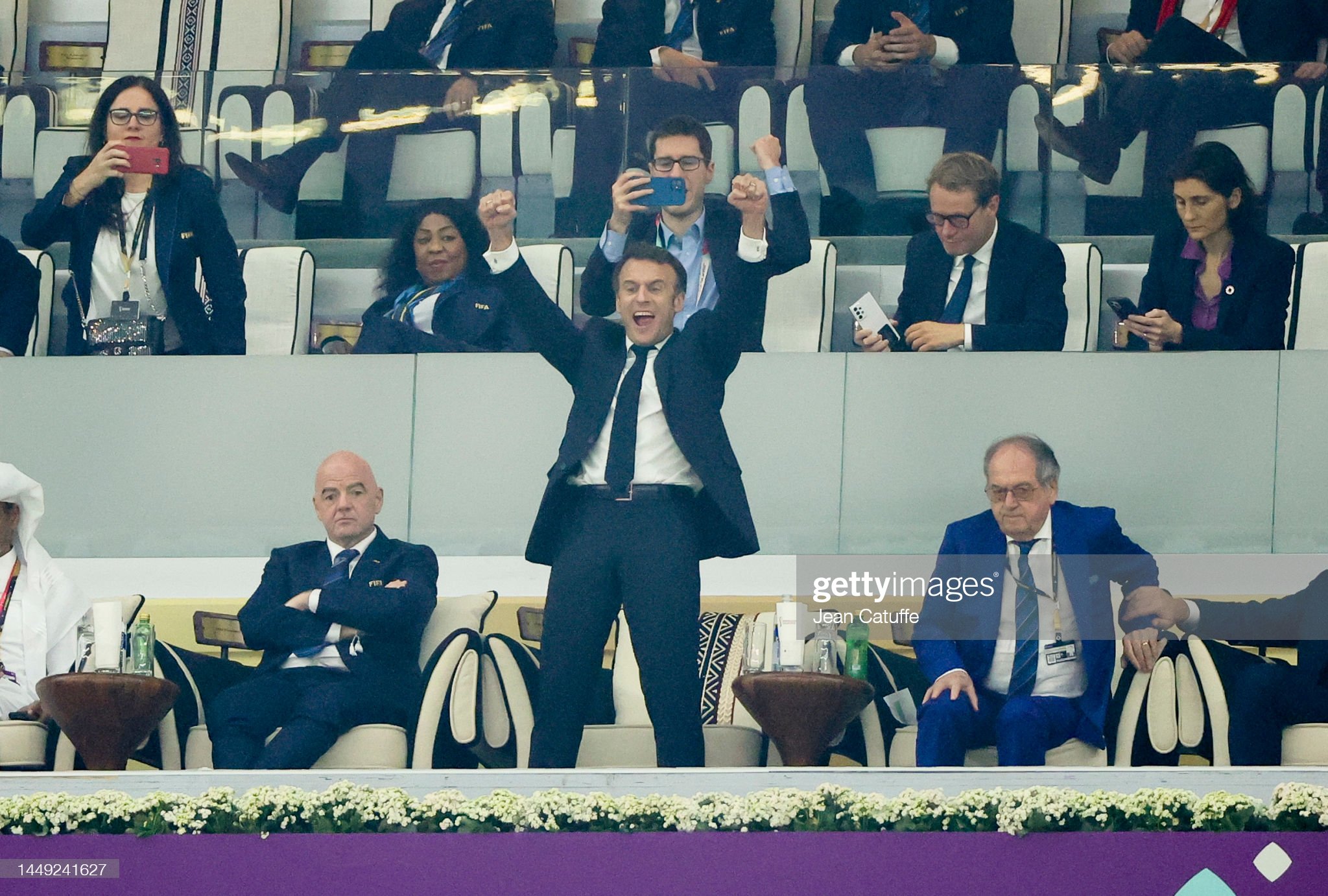 Trong trận thắng 2-0 của đội tuyển Pháp trước đối thủ Morocco, ngoài màn trình diễn của các cầu thủ, những biểu cảm mãnh liệt của Tổng thống Pháp Emmanuel Macron cũng thu hút nhiều ánh nhìn.&nbsp;