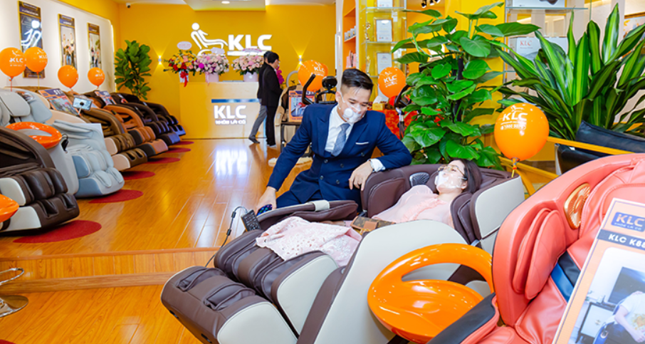 CEO Nguyễn Công Tùng tư vấn khách hàng tại showroom