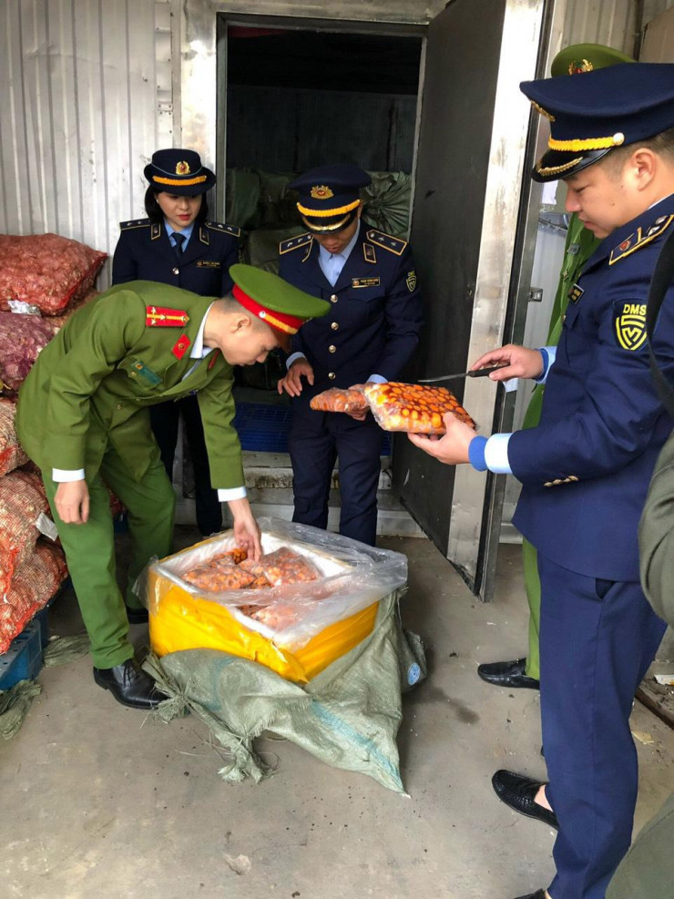 Tạm giữ 7 tấn tràng trứng gà non đổi màu thâm đen - 2