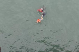 Tin tức trong ngày - Thuyền bị lật, 2 người phụ nữ bán bia, nước ngọt gặp nạn trên vịnh Hạ Long