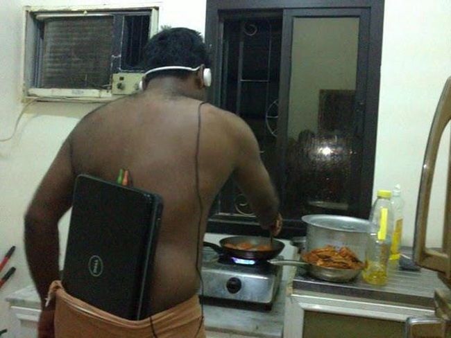 Đang bận nghe nhạc mà vợ lại bắt vào nấu ăn.
