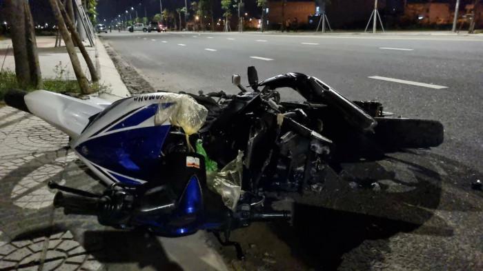 Một xe máy bị xe bán tải do Trương Vạn Nhật điều khiển tông biến dạng