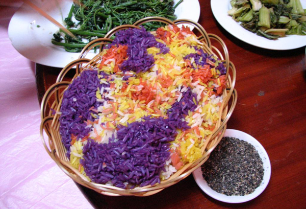 Gạo nếp được ngâm cùng hoa xôi, lá xôi đũa, nghệ,... để cho ra màu sắc đẹp mắt