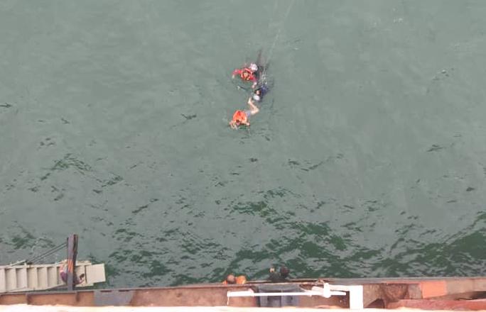 Thuyền viên tàu Mercury nhẩy xuống biển cứu vớt 2 ngư dân