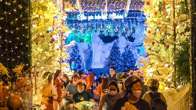 Vừa bước con hẻm thuộc Giáo xứ Mân Côi nằm trên đường Phạm Văn Chiêu, quận Gò Vấp (TP HCM), người dân thích thú với 2 hàng thông trắng bằng vải được trang hoàng lộng lẫy với hàng nghìn chiếc đèn LED