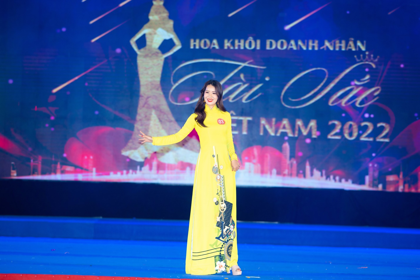 Trần Thị Ngọc Thủy thả dáng trong tà áo dài thướt tha của NTK Khôi Nguyễn.