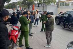 Tin tức trong ngày - Tin tức 24h qua: Thực hư thông tin tài xế xe Mazda chĩa vật giống súng vào xe chở tiền ở HN