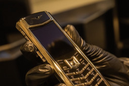 Thời trang Hi-tech - Trên tay chiếc điện thoại 2,3 tỉ đồng của Vertu: Nạm vàng 18K, đá sapphire