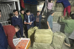 Tạm giữ 7 tấn tràng trứng gà non đổi màu thâm đen