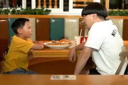 Clip hài hước - Ông bố dạy con trai "bài học chia sẻ" và cái kết bất ngờ