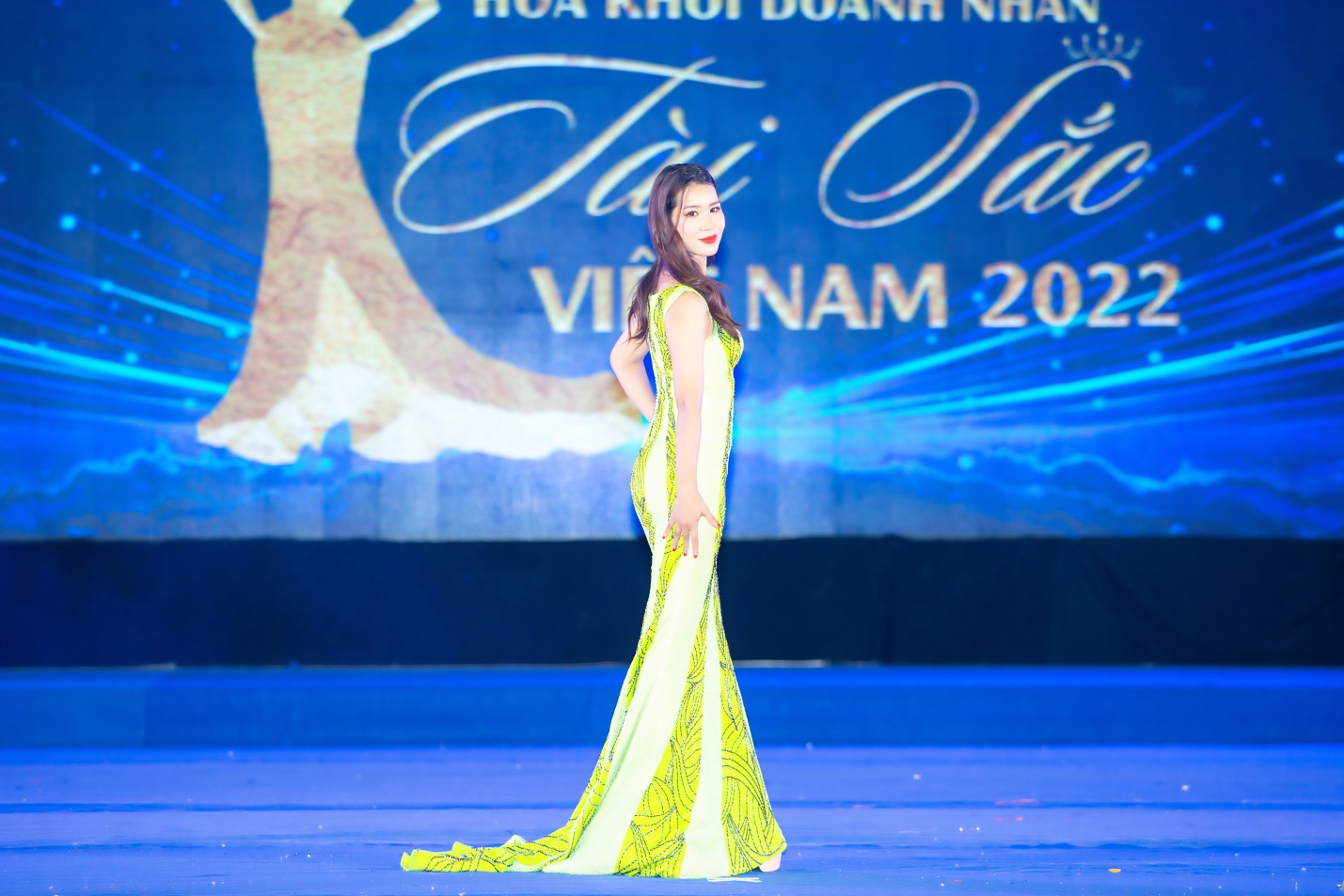 Doanh nhân Ngọc Thủy sang trọng và tỏa sáng trong chiếc đầm dạ hội của NTK Tuấn Hải.