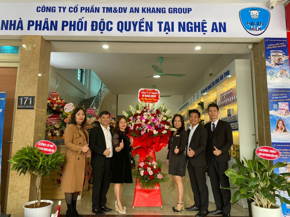 Ban GĐ TT Nghệ An chụp ảnh cùng BLĐ Công ty An Khang Group trong Lễ khai trương Store