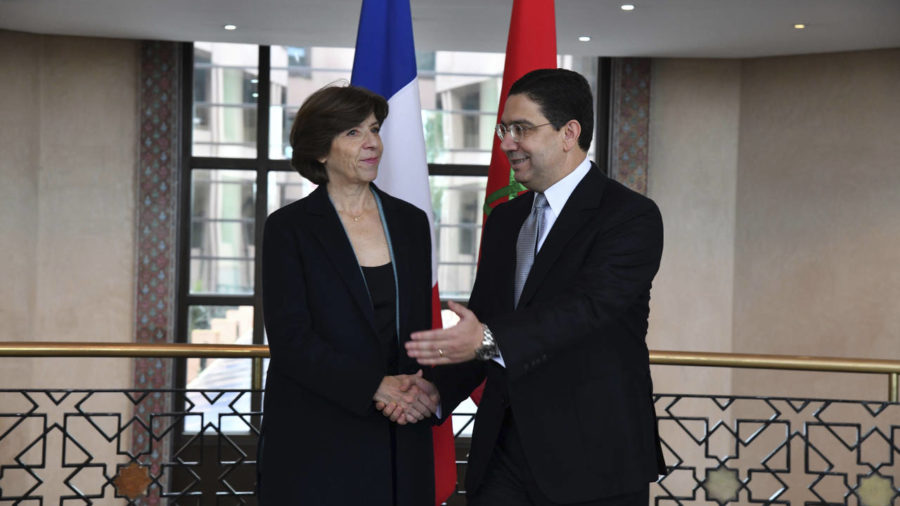 Ngoại trưởng Morocco Nasser Bourita (phải) đón tiếp người đồng cấp&nbsp;Catherine Colonna ngày 16/12. Ảnh: AP