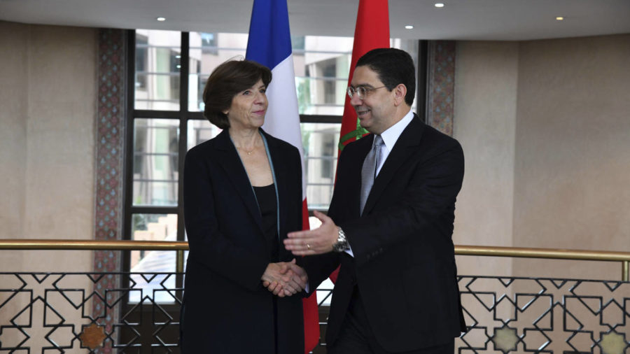 Ngoại trưởng Morocco Nasser Bourita (phải) đón tiếp người đồng cấp Catherine Colonna ngày 16/12. Ảnh: AP