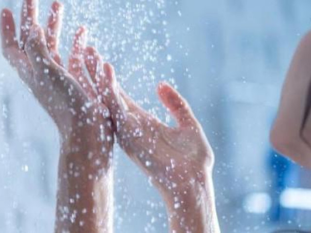 Sức khỏe đời sống - 5 dấu hiệu tuyệt đối không nên tắm vào mùa lạnh