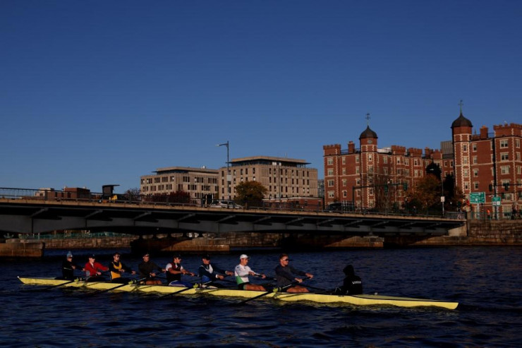 Thành viên của đội chèo thuyền Đại học Harvard tập luyện trên sông Charles tại Cambridge, Massachusetts, Mỹ.