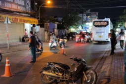 Tin tức trong ngày - Video: Xe máy va chạm xe khách, 2 cha con thương vong