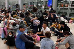 Tin tức trong ngày - Hình ảnh hành khách “chôn chân” ở sân bay ở Phú Quốc