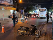 Tin tức trong ngày - Video: Xe máy va chạm xe khách, 2 cha con thương vong