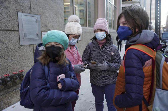 Các quan chức y tế công cộng đã cảnh báo trong nhiều tuần rằng “đại dịch nhân ba” gồm COVID-19, cúm và RSV sẽ gây căng thẳng cho hệ thống chăm sóc sức khỏe vốn đã mệt mỏi - Ảnh: THE NEW YORK TIMES