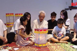 Video: Nghệ nhân 20 năm dạy trẻ làm đồ chơi truyền thống