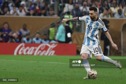 Đỉnh cao chung kết World Cup: Dembele ”tặng quà”, Messi đá penalty mở điểm