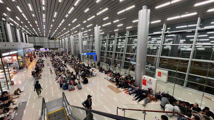 Hành khách ngồi, nằm vạ vật ở sân bay Phú Quốc ngày 18-12