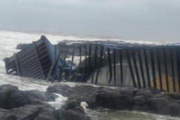 Tin tức trong ngày - Phát hiện container chở hàng điện tử bị sóng đánh dạt vào cảng Dung Quất