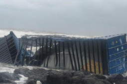 Tin tức trong ngày - Phát hiện container chở hàng điện tử bị sóng đánh dạt vào cảng Dung Quất